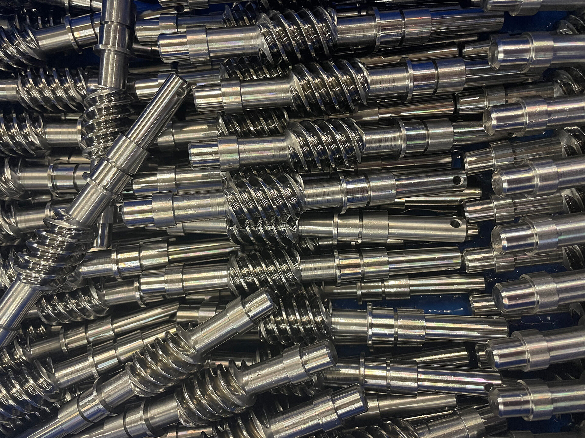 Pile of rolled thread bars with worm profile