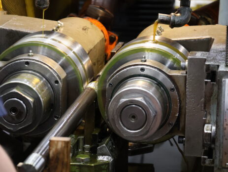 part showing the thread rolling process