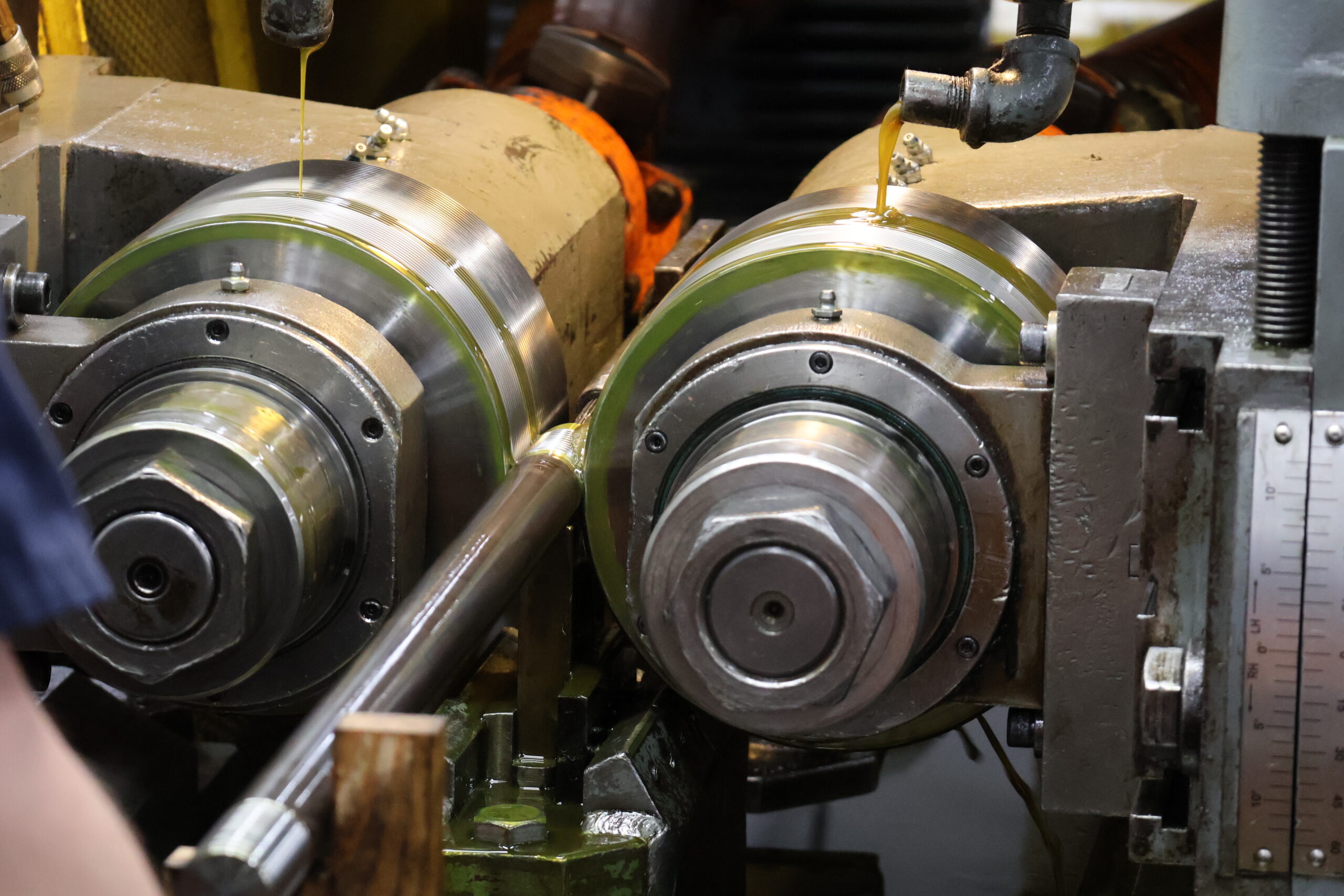 part showing the thread rolling process
